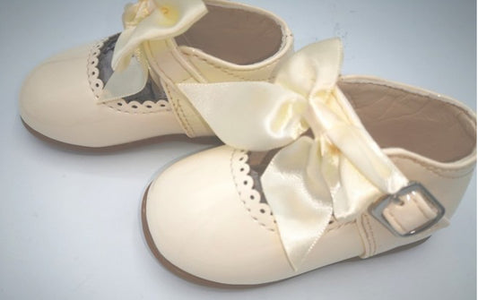 Melia girls cream patent shoes size 3